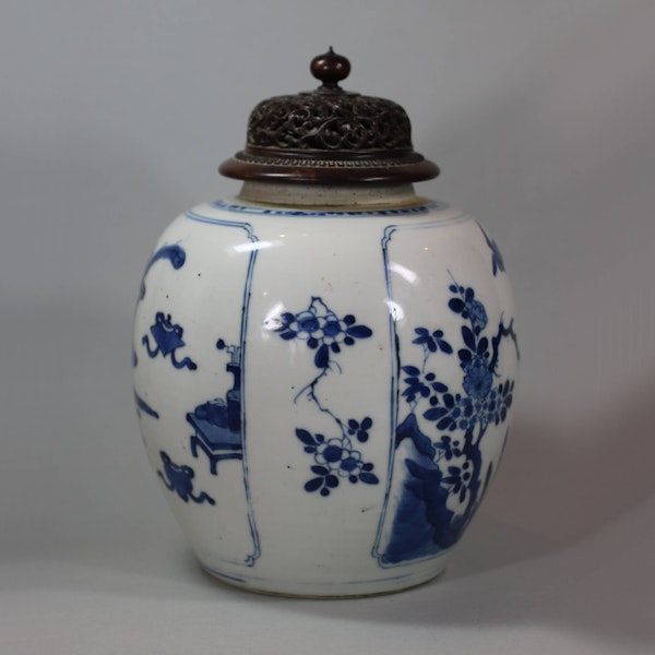 Chinese blue and white ginger jar with pierced wooden cover, Kangxi (1662-1722) - image 5