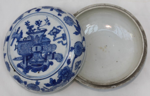 Chinese blue and white circular box and cover, Kangxi (1662-1722) - image 3