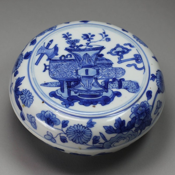 Chinese blue and white circular box and cover, Kangxi (1662-1722) - image 1