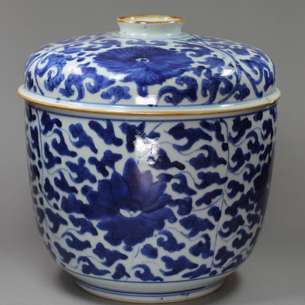 Chinese blue and white potiche and cover, Kangxi (1662-1722) - image 1