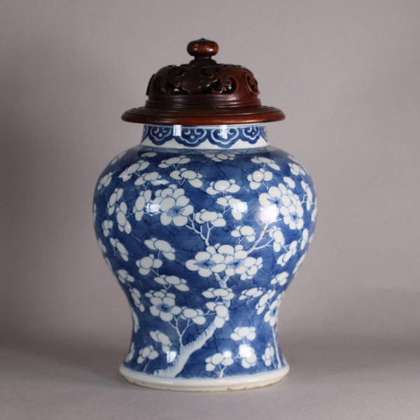 Chinese blue and white baluster vase, Kangxi (1662-1722) - image 1