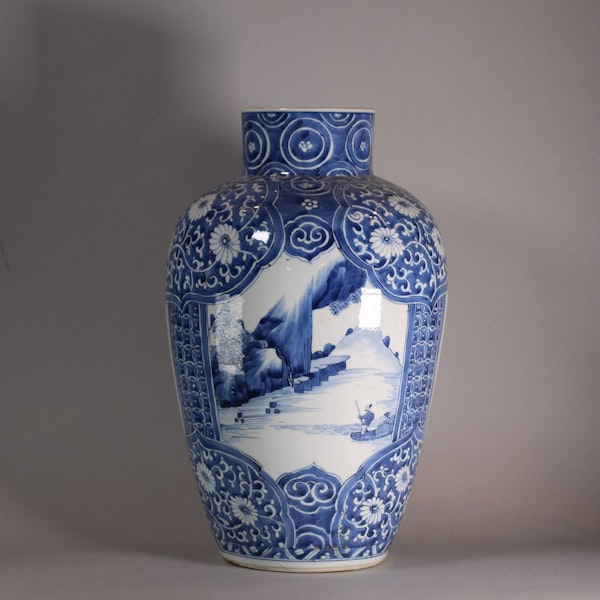 Chinese blue and white vase, Kangxi (1662-1722) - image 1