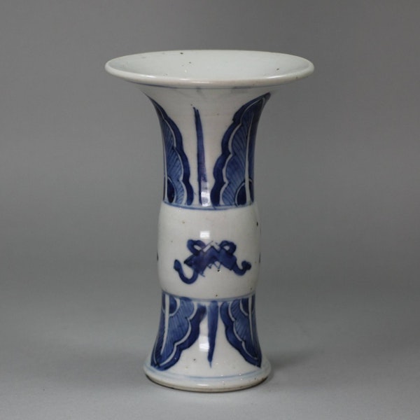 Chinese blue and white vase, Kangxi (1662-1722), of archaistic gu form - image 1