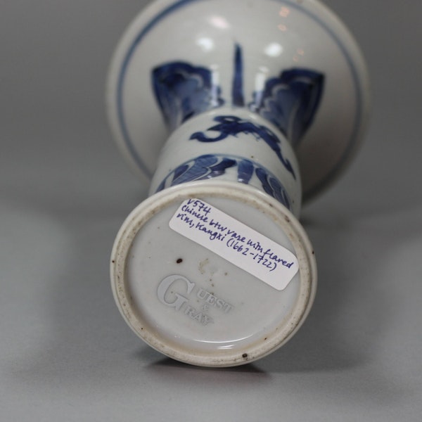 Chinese blue and white vase, Kangxi (1662-1722), of archaistic gu form - image 2