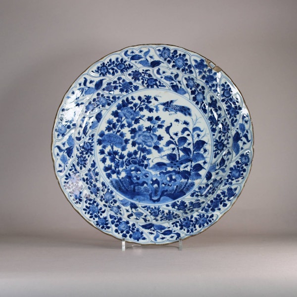 Chinese blue and white charger, Kangxi (1662-1722) - image 1