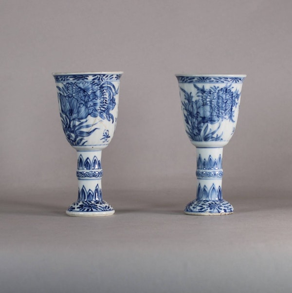 Pair of Chinese blue and white ribbed goblets, Kangxi (1662-1722) - image 3