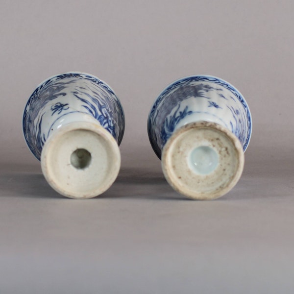 Pair of Chinese blue and white ribbed goblets, Kangxi (1662-1722) - image 2