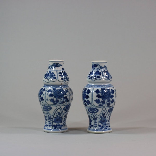 Pair of miniature Chinese blue and white waisted lobed vases, Kangxi (1662-1722), - image 3