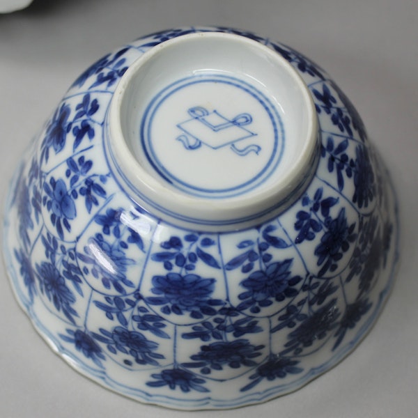 Chinese blue and white moulded bowl and saucer, Kangxi (1662-1722) - image 5