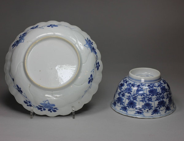 Chinese blue and white moulded bowl and saucer, Kangxi (1662-1722) - image 3