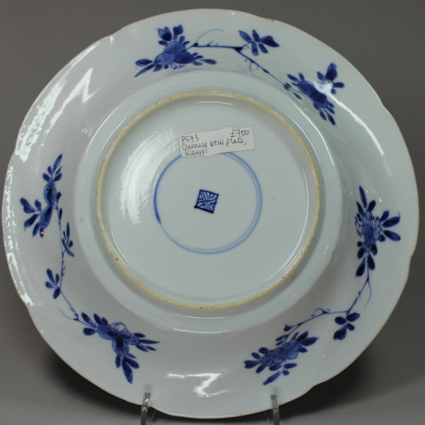 Chinese blue and white moulded plate, Kangxi (1662-1722) - image 2