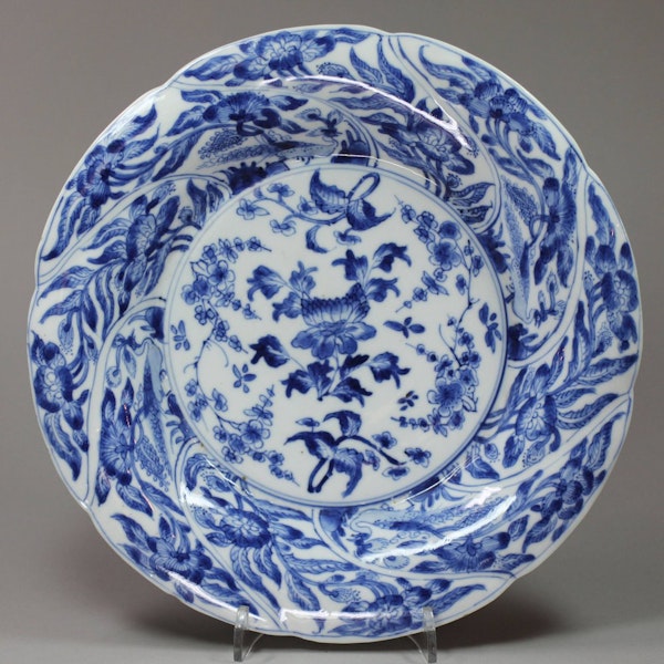 Chinese blue and white moulded plate, Kangxi (1662-1722) - image 1