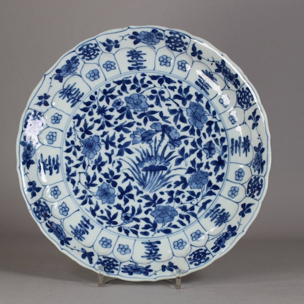 Chinese blue and white Kangxi mark and period plate (1662-1722) - image 1