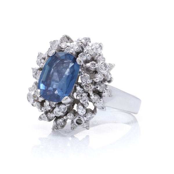 18kt white gold blue Ceylon sapphire diamond cluster ring - image 5