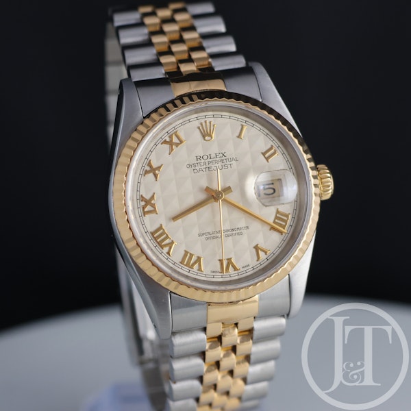 Rolex Datejust 36mm 16233 Ivory Pyramid Roman Dial Jubilee with papers dated1994 - image 3