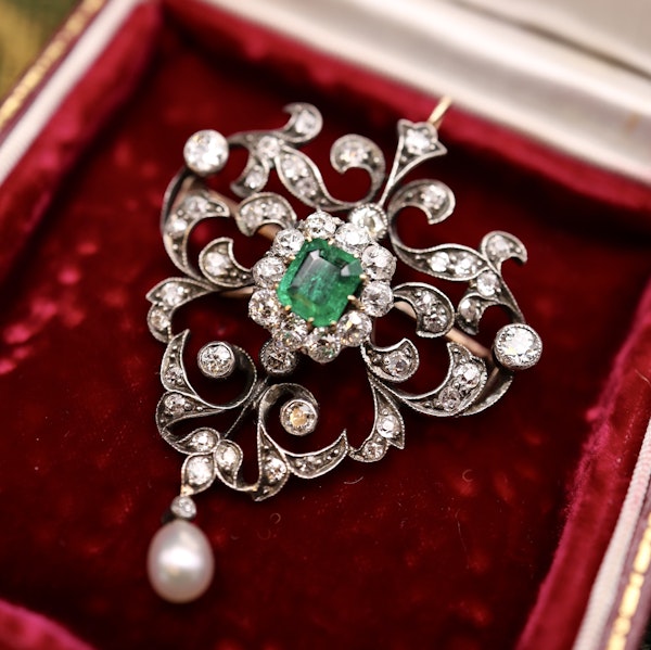 A very fine Edwardian Pendant/Brooch, a central Emerald & Diamond Cluster within a foliate stylised Heart Shaped Diamond Set frame suspending a Pear shaped Natural Pearl. Circa 1890 - image 2