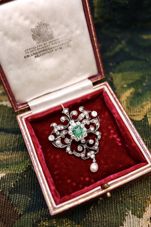 A very fine Edwardian Pendant/Brooch, a central Emerald & Diamond Cluster within a foliate stylised Heart Shaped Diamond Set frame suspending a Pear shaped Natural Pearl. Circa 1890 - image 4