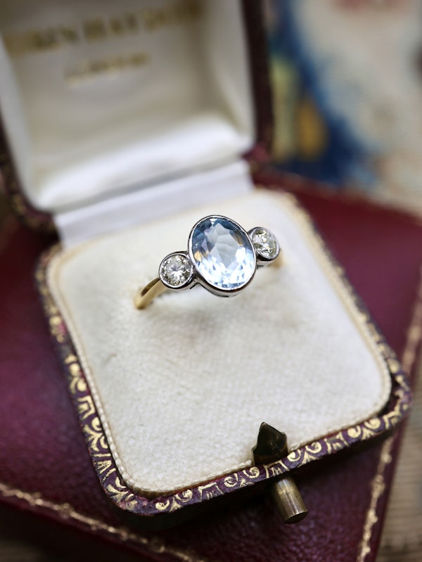 A very fine Aquamarine and Diamond Three-Stone Ring in 18ct Yellow Gold and Platinum, Mid 20th Century - image 5