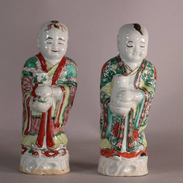 Two exceptional Chinese famille verte figures of boys holding jars, Kangxi (1662-1722) - image 1