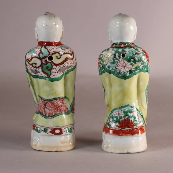 Two exceptional Chinese famille verte figures of boys holding jars, Kangxi (1662-1722) - image 2