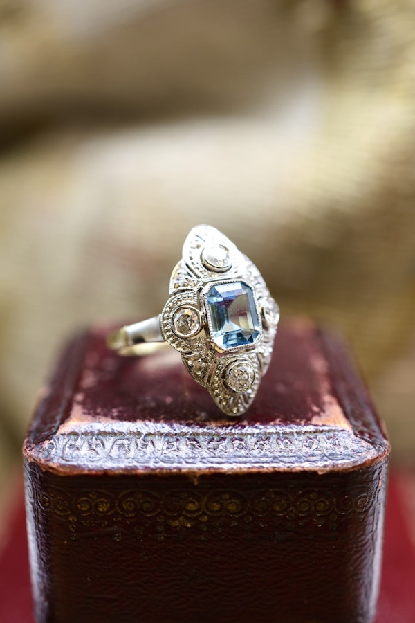 A very fine Aquamarine & Diamond Art Deco ring set in 14ct Yellow Gold & Platinum, plausibly Austro-Hungarian, Circa 1920 - image 3