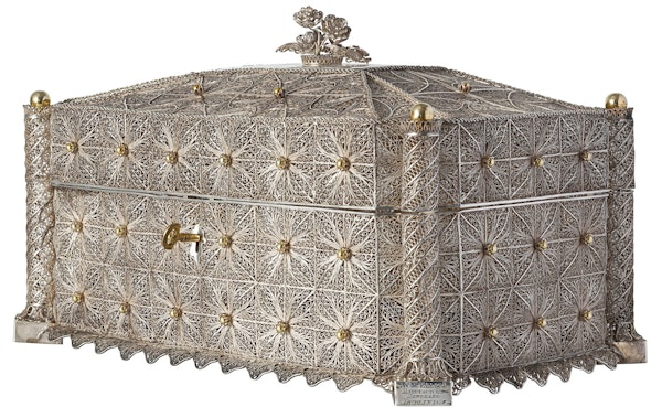 A magnificent mid-19th century silver and silver gilt filigree casket of Irish and Jewish interest inscribed ‘By M. Erlich Manufacturing Jeweller Dublin 1858 - image 2