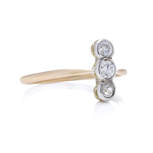 Early 20th century 18kt gold and silver three-stone diamond ring - image 4