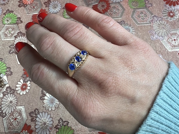 18kt gold three - stone sapphire ring - image 2