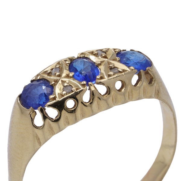 18kt gold three - stone sapphire ring - image 3