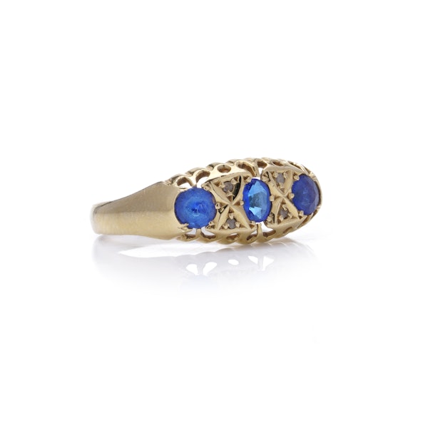 18kt gold three - stone sapphire ring - image 6