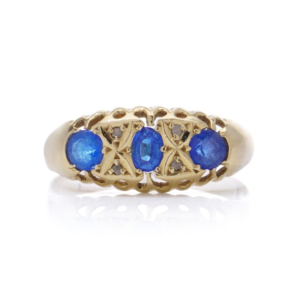 18kt gold three - stone sapphire ring - image 4