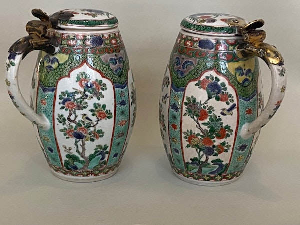 A PAIR OF CHINESE FAMILLE VERTE BARREL SHAPED TANKARDS AND COVERS - image 2