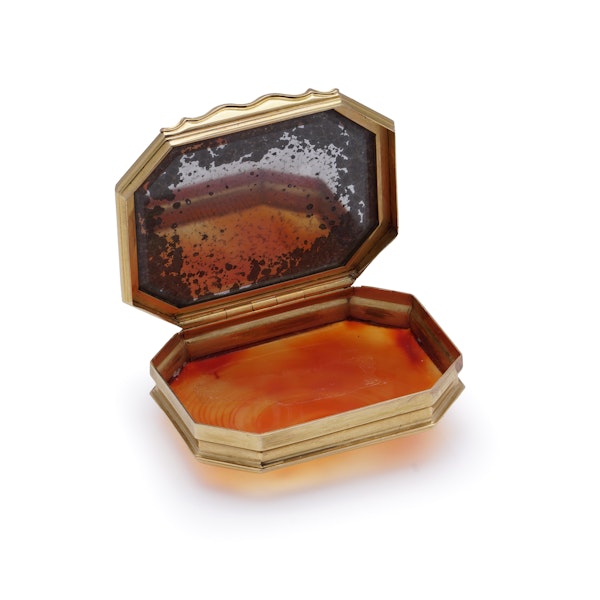 Antique yellow gold carnelian snuff box - image 2