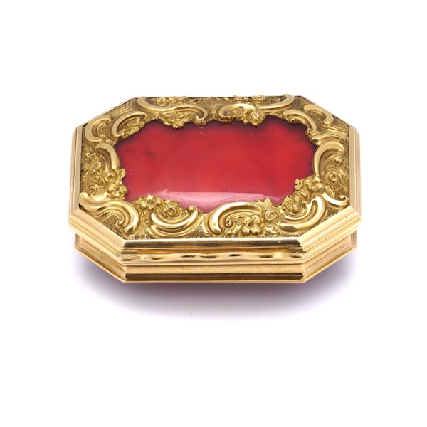 Antique yellow gold carnelian snuff box - image 6