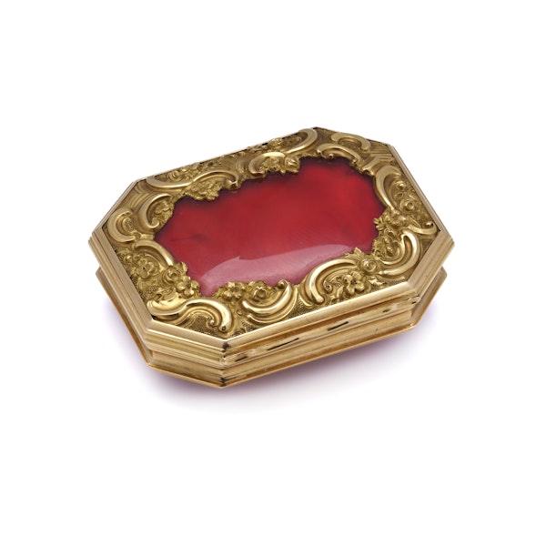 Antique yellow gold carnelian snuff box - image 4