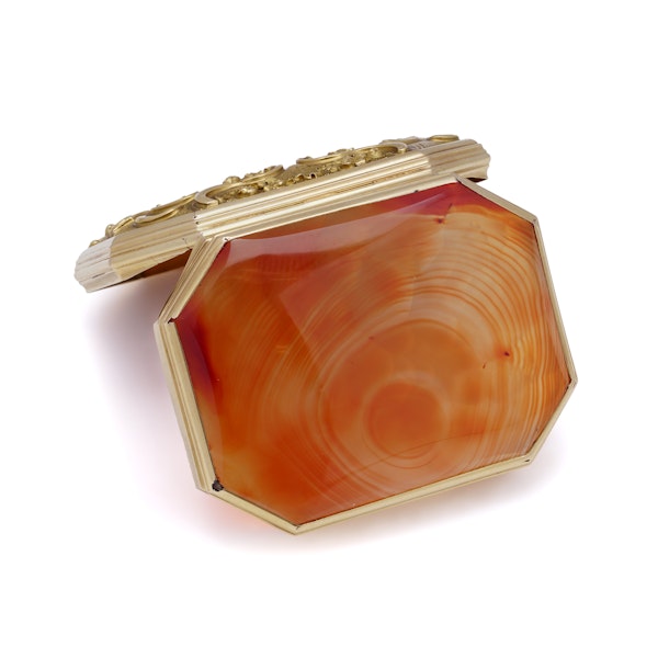 Antique yellow gold carnelian snuff box - image 3