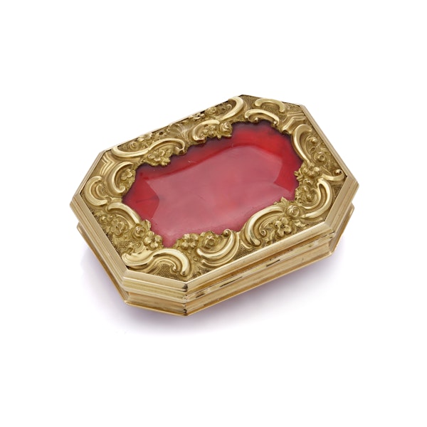 Antique yellow gold carnelian snuff box - image 7