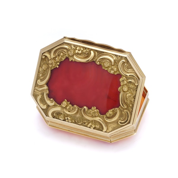 Antique yellow gold carnelian snuff box - image 5