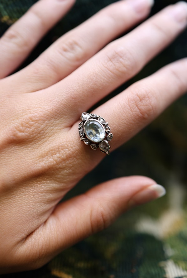 A very fine Aquamarine and Diamond Ring, in Silver tipped on High Carat Yellow Gold  (tested). Circa 1890 - image 2