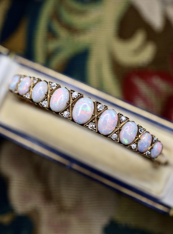 A very fine Graduated Opal and Diamond Bangle set in 15ct Yellow Gold, English, Circa 1905 - image 1