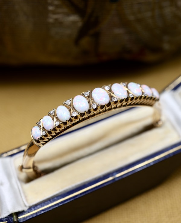 A very fine Graduated Opal and Diamond Bangle set in 15ct Yellow Gold, English, Circa 1905 - image 2