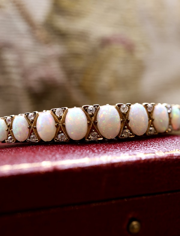 A very fine Graduated Opal and Diamond Bangle set in 15ct Yellow Gold, English, Circa 1905 - image 3