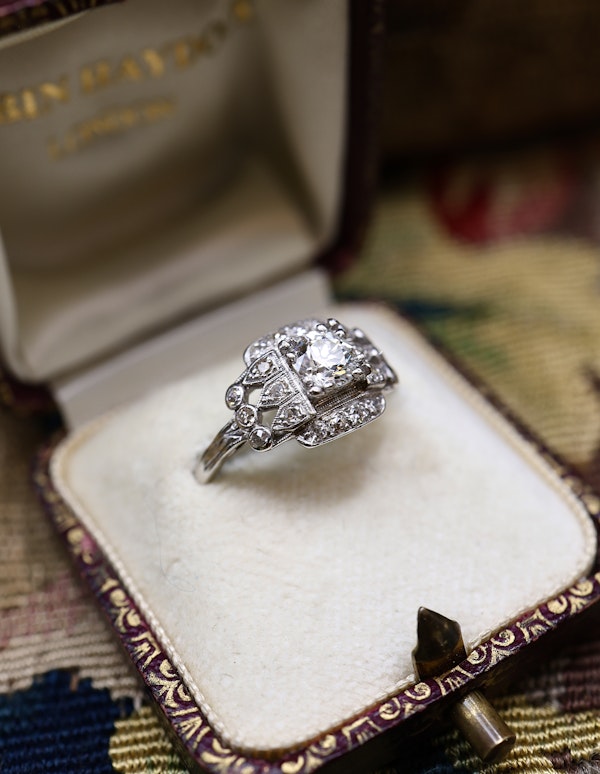 A very fine Art Deco Platinum (marked), Diamond Ring, the perfect engagement ring of approximately 0.97 Carats. Circa 1925 - image 3