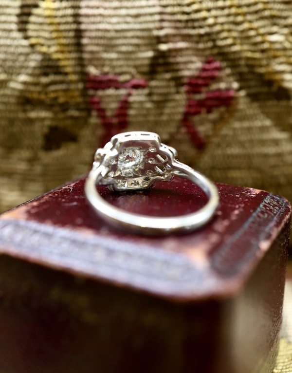 A very fine Art Deco Platinum (marked), Diamond Ring, the perfect engagement ring of approximately 0.97 Carats. Circa 1925 - image 6