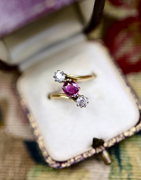 A very fine Natural and Untreated, 1.20 Carat Ruby & Diamond, Three Stone Crossover Ring, in 18 Carat Yellow Gold (stamped). Circa 1930 - image 1