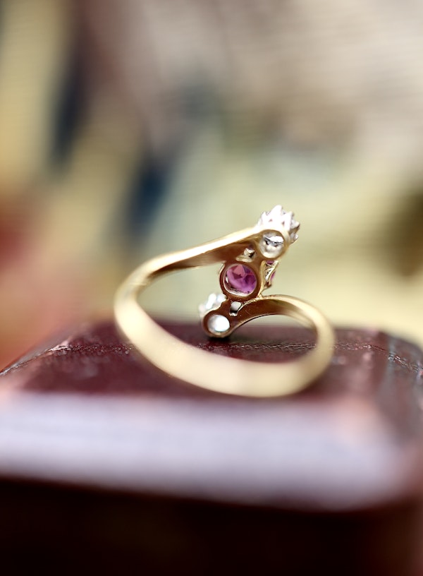 A very fine Natural and Untreated, 1.20 Carat Ruby & Diamond, Three Stone Crossover Ring, in 18 Carat Yellow Gold (stamped). Circa 1930 - image 4