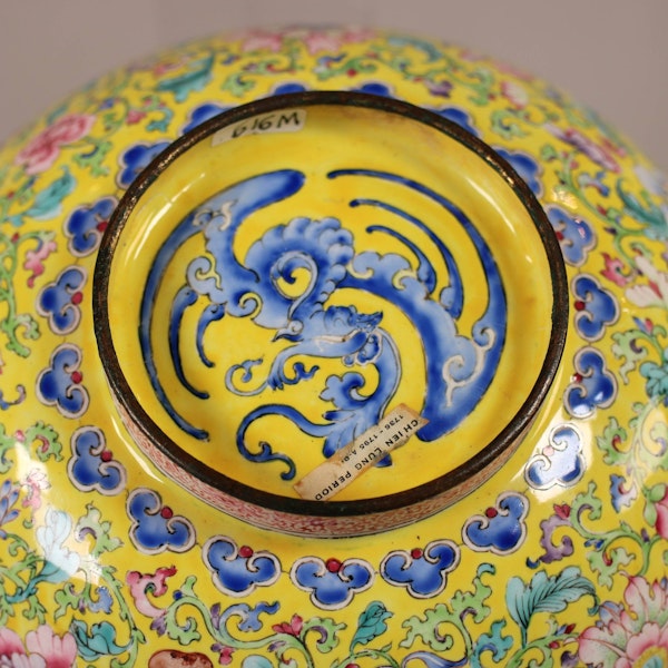 A fine Chinese canton enamel dragon bowl, Qianlong (1736-95) - image 6