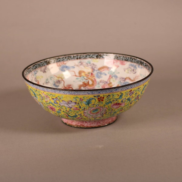 A fine Chinese canton enamel dragon bowl, Qianlong (1736-95) - image 3