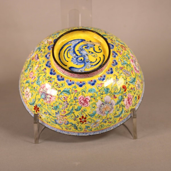 A fine Chinese canton enamel dragon bowl, Qianlong (1736-95) - image 4