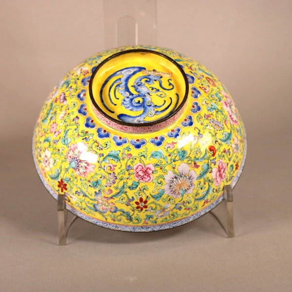 A fine Chinese Qianlong Canton enamel bowl - image 9